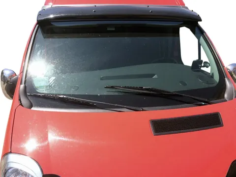 Козирьок на лобове скло (чорний глянець, 5мм) для Opel Vivaro 2001-2015 рр — Opel Vivaro 2001–2015 гг. DianaParts