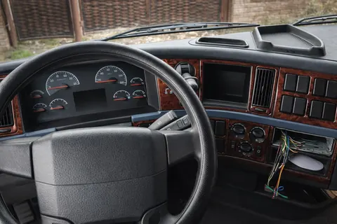Накладки на панель 2002-2008 (під дерево) для Volvo FH рр — Volvo FH 1993-2012 гг. DianaParts