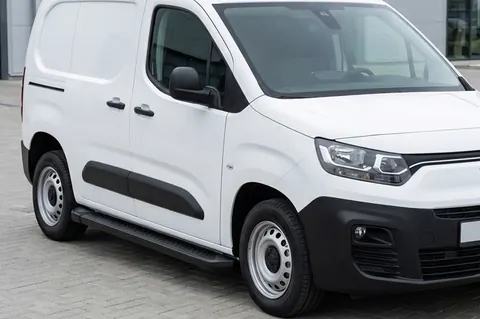 Бокові пороги Allmond Black (2 шт., алюміній) Коротка база для Fiat Doblo III 2023- рр — Fiat Doblo III 2023- гг. DianaParts