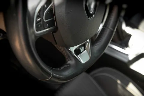 Накладка на кермо (нерж) для Renault Megane IV 2016-2025 рр — Renault Megane IV 2016-2025 гг. DianaParts
