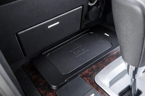 Комплект бездротової зарядки телефону (2007-2015) для Toyota Land Cruiser 200 рр