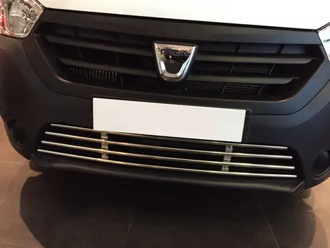 Решітка в бампер (нерж) для Dacia Dokker 2013-2022 рр — Dacia Dokker 2013-2022 гг. DianaParts
