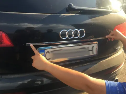 Хром планка над номером Carmos (нерж) для Ауди Q7 2005-2015 рр — Audi Q7 2005-2015 гг. DianaParts
