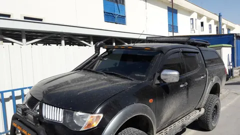 Козирьок на лобове скло (Meliset LED) для Mitsubishi L200 2015-2024 рр — Mitsubishi L200 2015-2024 гг. DianaParts