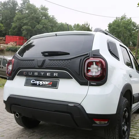 Пластикова накладка на кришку багажника (3 деталі) для Dacia Duster 2018-2024 рр — Dacia Duster 2018-2024 гг. DianaParts