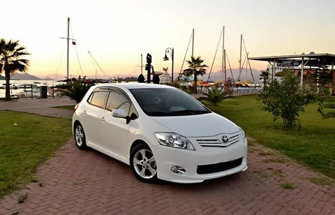 Бокові пороги (під фарбування) для Toyota Auris 2007-2012 рр — Toyota Auris 2007-2012 гг. DianaParts
