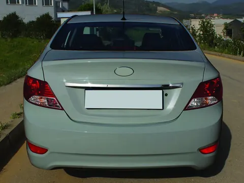 Накладка над номером (нерж.) OmsaLine - Італійська нержавійка для Hyundai Accent 2011-2017 рр — Hyundai Accent 2011-2017 гг. DianaParts