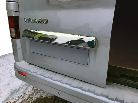 Планка над номером (нерж) OmsaLine - Італійська нержавійка для Opel Vivaro 2015-2019 рр — Opel Vivaro 2015-2019 гг. DianaParts