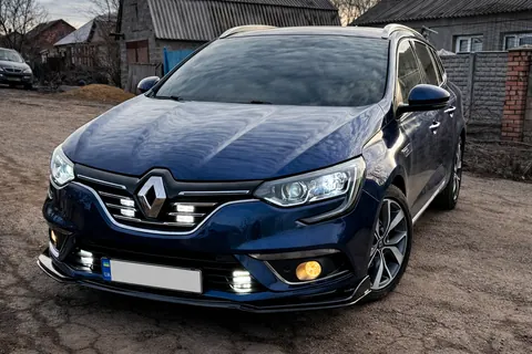 Накладка на передній бампер ЛИП (чорна) для Renault Megane IV 2016-2025 рр — Renault Megane IV 2016-2025 гг. DianaParts