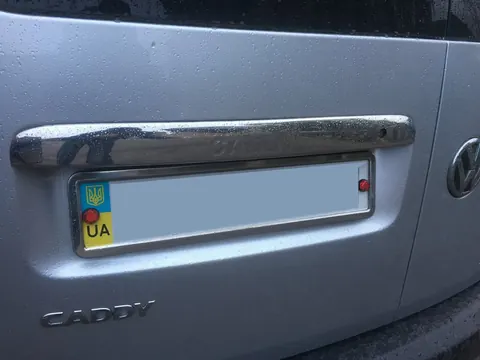 Накладка над номером (2 дверні, нерж) Напис Caddy, Carmos - Турецька сталь для Volkswagen Caddy 2015-2020 рр — Volkswagen Caddy 2015-2020 гг. DianaParts