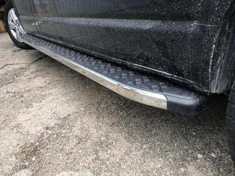 Бокові пороги BlackLine (2 шт, алюміній) Коротка база для Volkswagen T5 Caravelle 2004-2010 рр — Volkswagen T5 Caravelle 2004-2010 гг. DianaParts