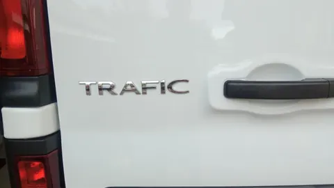 Напис Trafic 908900184R (247мм на 31мм) для Renault Trafic 2015- рр — Renault Trafic 2015- гг. DianaParts