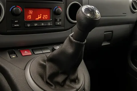 Чохол КПП (шкіра) для Peugeot Partner Tepee 2008-2018 рр — Peugeot Partner Tepee 2008-2018 гг. DianaParts