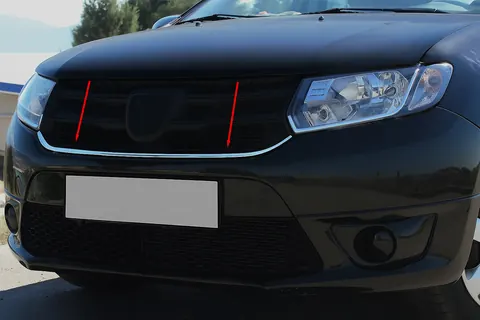 Накладка під решітку (1 шт, нерж.) для Dacia Sandero 2013-2020 рр — Dacia Sandero 2013-2020 гг. DianaParts