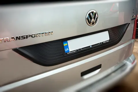 Пластикова накладка на кришку багажника Червона для Volkswagen T6 2015-2024 рр — Volkswagen T6 2015-2024 гг. DianaParts