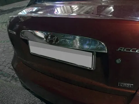 Накладка над номером (нерж.) OmsaLine - Італійська нержавійка для Hyundai Accent 2006-2010 рр — Hyundai Accent 2006-2010 гг. DianaParts
