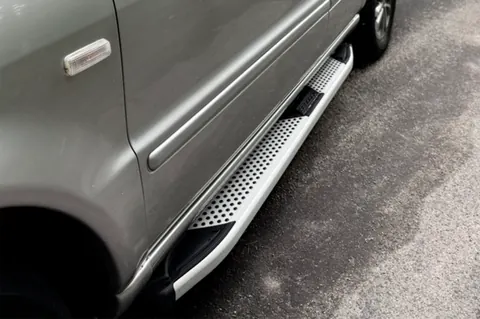 Бокові пороги Mevsim Grey (2 шт., Алюміній) для Mercedes ML W163 1997-2005 рр — Mercedes ML W163 1997-2005 гг. DianaParts