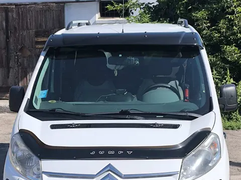 Козирьок на лобове скло (чорний глянець, 5мм) для Citroen Jumpy 2007-2017 рр — Citroen Jumpy 2007–2017 гг. DianaParts