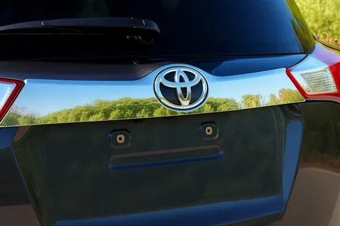 Накладка над номером бампер Libao 2013-2016 (нерж) для Toyota Rav 4 рр — Toyota Rav 4 2013-2018 гг. DianaParts