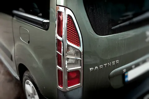 Накладка на стопи Кутові (2шт, пласт) для Peugeot Partner Tepee 2008-2018 рр — Peugeot Partner Tepee 2008-2018 гг. DianaParts