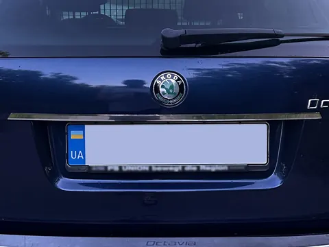 Хром планка над номером Carmos (нерж.) для Skoda Octavia II A5 2010-2013 рр — Skoda Octavia II A5 2010-2013 гг. DianaParts