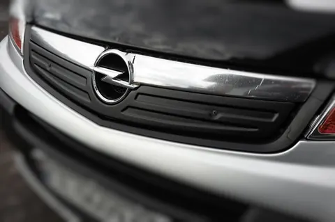 Зимова накладка на решітку 2007-2015 (V2, верхня) Матова для Opel Vivaro рр — Opel Vivaro 2001–2015 гг. DianaParts